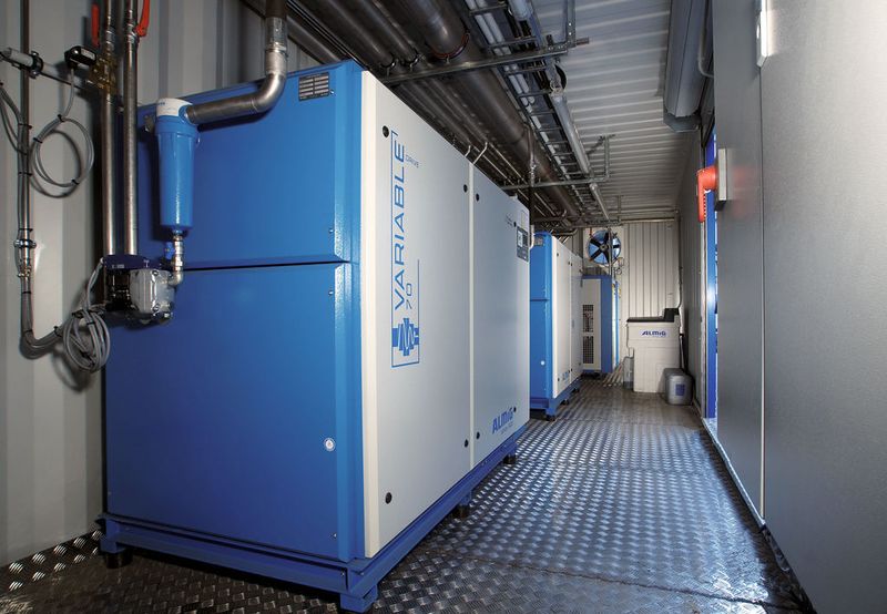 Bild 2: Zwei drehzahlgeregelte Anlagen aus der Variable-Baureihe decken mit ihrer Lieferbandbreite von je 2,78 bis 12,26 m³/min den 'normalen' Bedarf an Steuer- und Arbeitsluft ab.  (Bild: Almig)