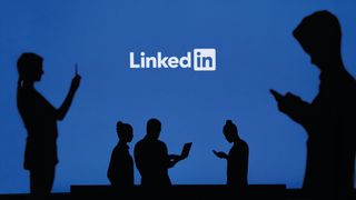 Eine eigene Seite im Business-Netzwerk Linkedin kann für Kfz-Betriebe ein Instrument zur Kundenbindung sein – jedoch sollten Autohäuser und Werkstätten auch passende Inhalte bieten können. (Bild: © kovop58 - stock.adobe.com)