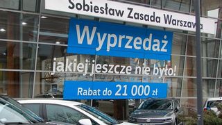 Bis zu 21.000 Zloty Rabatt kündigt ein VW-Händler in Warschau groß an. Umgerechnet sind das etwa 4.800 Euro. (Trzionka)
