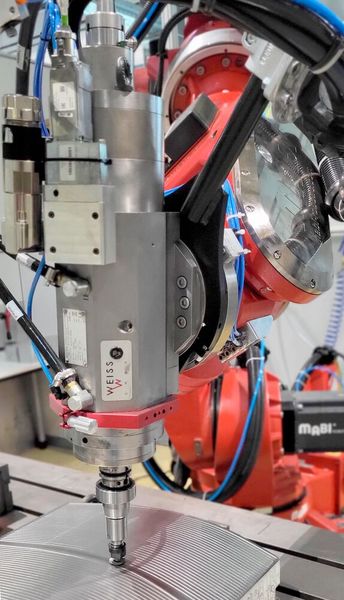 Der Roboter schleift hier mithilfe der neuen IWU-Ausgleichseinheit eine Freiformfläche präzise. Die Ausgleichseinheit hält dabei die Anpresskraft und die Abtragleistung konstant, heißt es. (Bild: Fraunhofer-IWU)