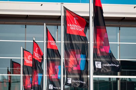 Ab dem 31. März flattern wieder die Fahnen der Hannover Messe im Wind. Das Partnerland heißt diesmal Kanada. Das trifft sich gut, wie es heißt, denn die Messe kann die Chance sein, die Probleme auszuhebeln, die sowohl Kanada als auch Europa durch die Trumpf-Zölle haben.(Bild:  Deutsche Messe)