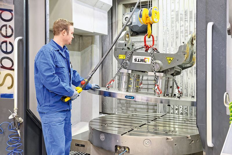 Die Spannpaletten werden hauptzeitparallel außerhalb der Maschine gerüstet und mit wenigen Handgriffen eingewechselt.  (Schunk GmbH & Co KG)