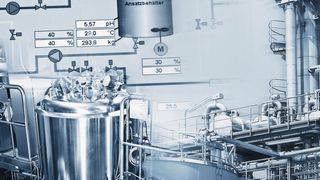 Hohe Risiken eines Ereignisses (rot) müssen auf ein akzeptables Restrisiko gesenkt werden (grün) – am besten durch Kombination von Maßnahmen, die sowohl die Eintrittswahrscheinlichkeit als auch die Auswirkungen reduzieren. (© Eisenhans; Photomelon / Fotolia.com; TÜV Süd)