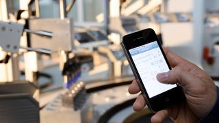 Zukunftsvision: Die Fabrik per Handy-App steuern. (Bild: Fraunhofer-IAO)