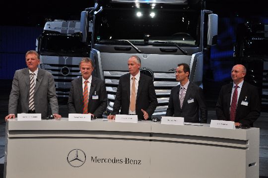 Die Führungsriege von Daimler und Mercedes-Benz Trucks verspricht die Motoren-, Ausstattungs- und Produktpalette in den kommenden Jahren auszubauen. (Archiv: Vogel Business Media)