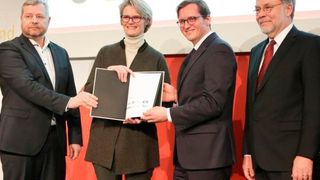 Konsortialpartner überreichen Bundesministerin Anja Karliczek das Memorandum of Understanding. (Klib e.V.)