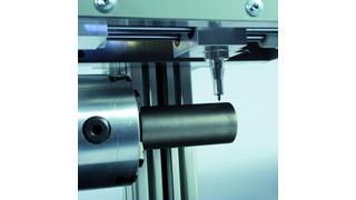 Das optional erhältlich Komplettpaket Drehachse ermöglicht das radiale und axiale Markieren von zylinderförmigen Produkten. (Archiv: Vogel Business Media)