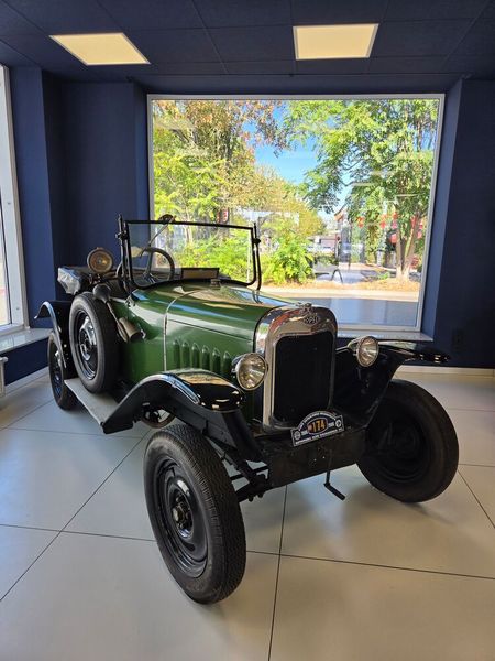Autos hat Jan Holz bewusst aus dem selbst gestalteten Showroom verbannt. Lediglich ein Oldtimer aus Familienbesitz dient als Eyecatcher. (Bild: Autohaus Holz)