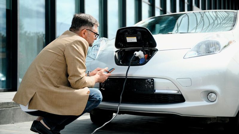 Die Verbraucher sind bei gebrauchten E-Fahrzeugen besonders skeptisch. Die Hersteller wollen helfen, diese Vorbehalte abzubauen.(Bild:  ©Serhii - adobe.stock.com)