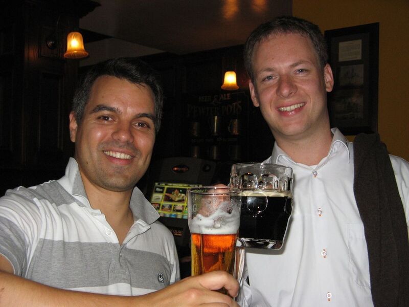 Tobias Kothe (3Net) und Henning Meyer (Acmeo) genießen das erste Bier des Tages. (Archiv: Vogel Business Media)