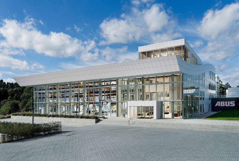 Mit 7400 m² auf vier Ebenen ist das neu errichtete „KranHaus“ weithin sichtbares Zeichen für die ABUS-Markenwelt. (ABUS)