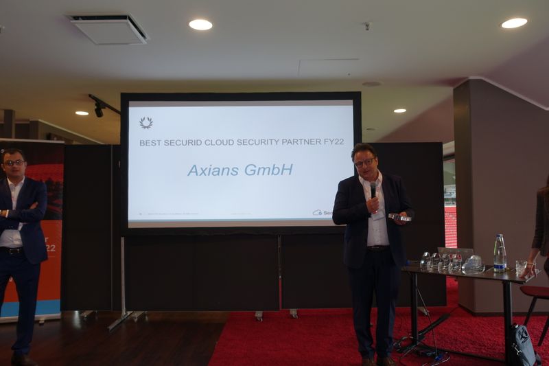 Preisverleihung für die besten Partner: Anton Porok, RSA Channel Sales Manager übernimmt stellv. den Award für die Axians in der Kategorie 