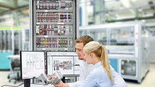 Die effiziente Gestaltung der Prozesskette vom Engineering bis zur Fertigung ist ein entscheidender Faktor für die Wirtschaftlichkeit eines Schaltschrankbau-Unternehmens. (Phoenix Contact)