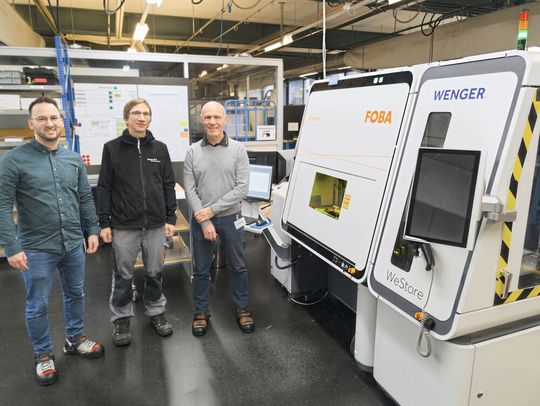 V. l. n. r.: Michael Wenger (CEO, Wenger AG), Matthias Demuth (Laser-Einrichter und Programmierer, Diener AG) und Thomas Anner (CEO, Teltec Systems AG) vor der automatisierten Foba­Laseranlage.(Bild:  Teltec Systems AG)