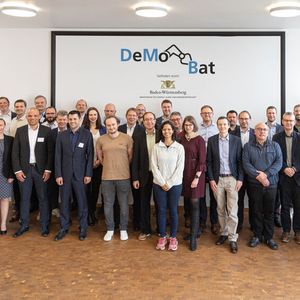 Das ist das Dutzend am Forschungsprojekt „DeMoBat“ beteiliger Partner aus Forschung und Industrie. Diese Aufnahme entstand am Fraunhofer IPA in Stuttgart anlässlich des erfolgreichen Abschlusses des Vorhabens.(Bild:  Fraunhofer IPA)