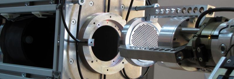 Das Adaptive Vision System II von Robo-3D-Vision wird hier zum Montieren genutzt. Der Scanner besteht aus einer Kamera mit großem, telezentrischen Objektiv und drei Lichtleitersensoren. Bild: Robo-3D-Vision (Archiv: Vogel Business Media)