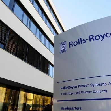 Blick auf das Headquarter von Rolls-Royce Power Systems in Friedrichshafen. Dort arbeiten weit über 6.000 Angestellte, die jetzt erste Anzeichen dafür erkennen wollen, dass das Unternehmen so einige Arbeitsplätze ins Ausland verlagern könnte – trotz voller Auftragsbücher ... (Bild: Rolls-Royce Power Systems)