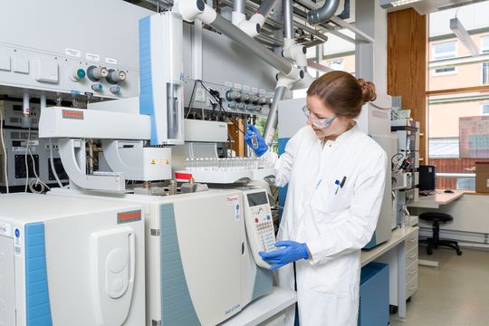 Forschende der Technischen Universität München (TUM) arbeiten an neuen Wegen, Ernährungssicherheit zu gewährleisten. Ein Team des TUM Campus Straubing hat hierfür ein Verfahren entwickelt, um wichtige Aminosäuren aus Kohlendioxid, Wasserstoff und erneuerbarer Energie herzustellen. Im Bild: Viktoria Lehmann, eine der Autorinnen der Studie.(Bild:  Jan Winter/TUM)