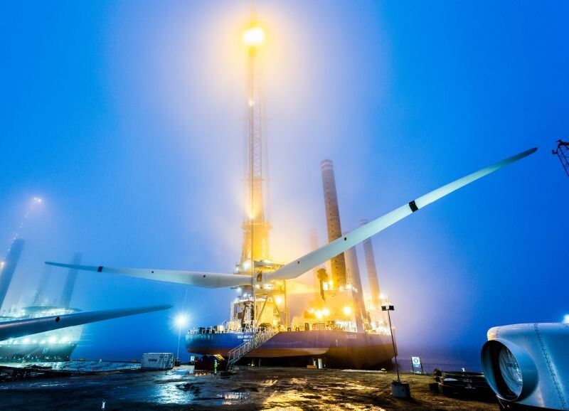 Der Rotor einer Windenergieanlage besteht aus einer Nabe, an der drei Rotorblätter befestigt sind. Üblicherweise wird auf hoher See jedes einzelne Rotorblatt montiert. Für das Demonstrationsprojekt Gunfleet Sands III von DONG Energy hingegen wird der gesamte Rotorkranz auf das Spezialschiff gehoben. (Siemens)