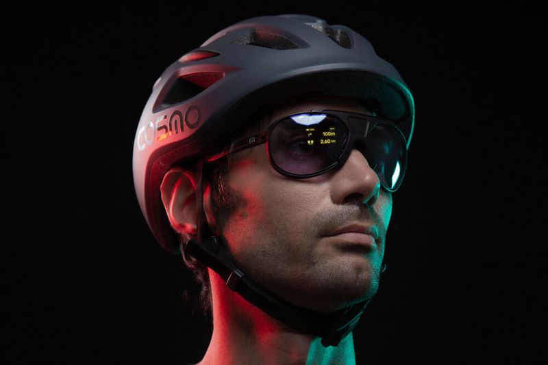 Statt das Smartphone umständlich an eine Halterung am Lenker zu befestigen, kann dieses bei Nutzern der Cosmo-Vision-Sonnenbrille in der Tasche bleiben. (Bild: Cosmo Connected)
