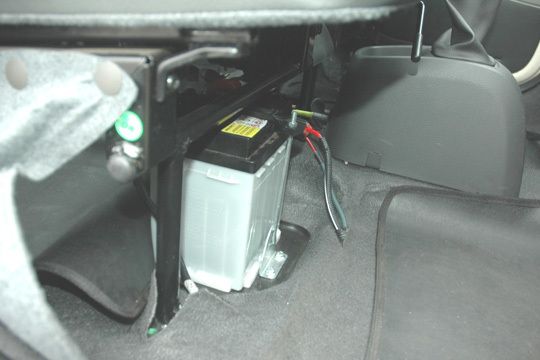 Akuter Platzmangel: Die Batterie ist einfach unter den Fahrersitz geschraubt. Die Anschlusskabel ragen fröhlich in den Fußraum. (Archiv: Vogel Business Media)