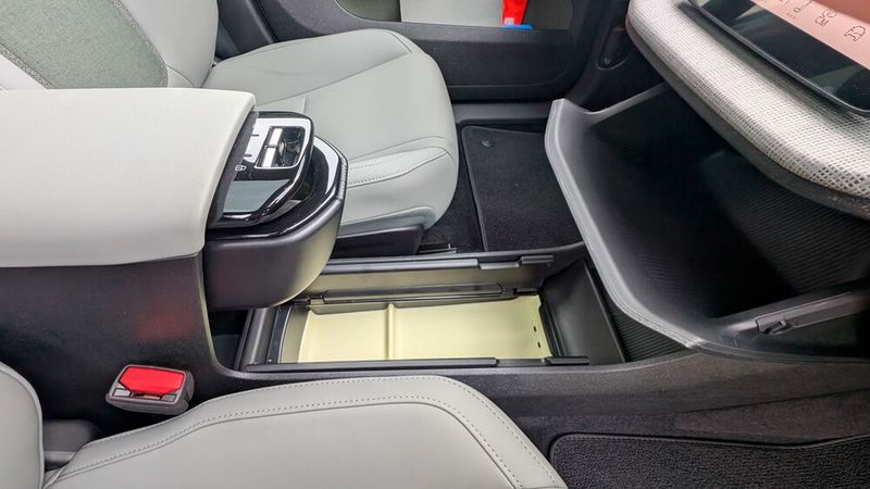 In Sachen Stauraum hat sich Volvo einige pfiffige Lösungen einfallen lassen. Beispielsweise fahren die beiden Getränkehalter per Druck aus der Mittelkonsole heraus. Das spart Platz. Dazu gesellt sich eine große Box in der Mittelkonsole. Einen Knopf, um diese zu öffnen, sucht man allerdings vergeblich. Auch hierfür muss man das richtige Symbol im Touchscreen wählen.  (Bild: Mauritz – VCG)