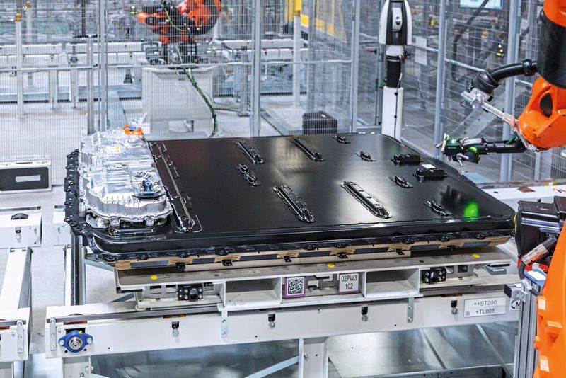 Montage der Hochvoltbatterien im BMW Group Werk Irlbach-Straßkirchen. (Bild: BMW AG)