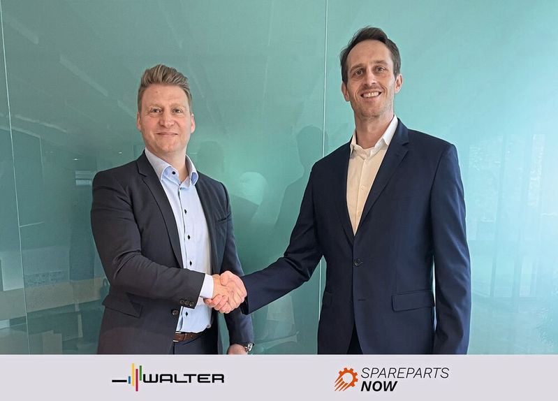 Gianfranco Dell’Aquila (Head of Sales Region Germany bei Walter) und Dr. Christian Hoffart (CEO Sparepartsnow) besiegeln ihre strategische Partnerschaft.(Bild:  Walter/Sparepartsnow)