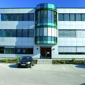 Logistikimmobilie präsentiert sich in modernem Design.