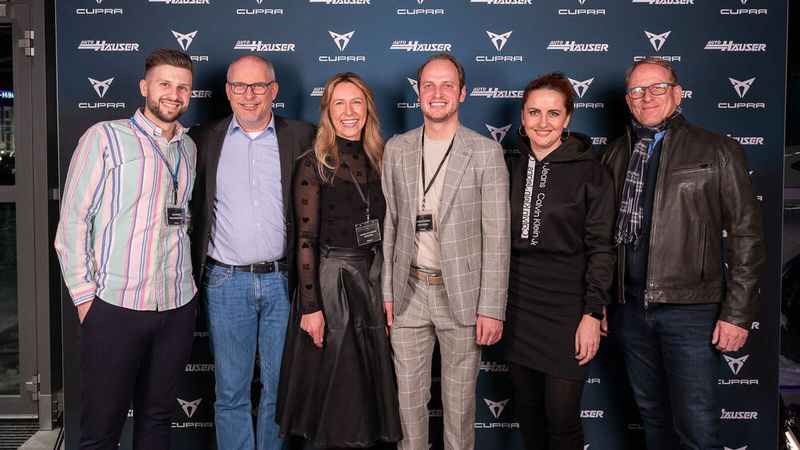 Gruppenbild zum Abschluss mit (v.l.) Cupra-Master Daniel Baumbach, Sven Hochfeld (Gebietsleiter Vertrieb bei Seat), den Geschäftsführern Anne Kathrin Häuser und Christoph Häuser, Anna Jahreis vom Seat-Cupra-Marketing-Service und Jochen Ebel (Regionalleiter West bei Seat)   (Bild: Matthias Trupp)