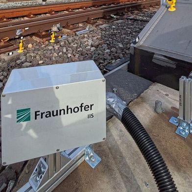 Die verhältnismäßig kostengünstige Radarsensorik für autonome Fahrzeuge kann mit entsprechenden Anpassungen auch für infrastrukturelles Monitoring genutzt werden. (Bild: Fraunhofer IIS)