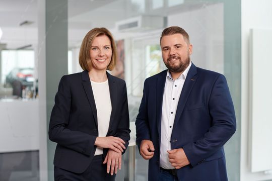 Anja Peplinski, Kaufmännische Geschäftsführerin und Michael Grünler, Technischer Geschäftsführer der Feindreh GmbH.(Bild: Feindreh GmbH / Jürgen Jeibmann)