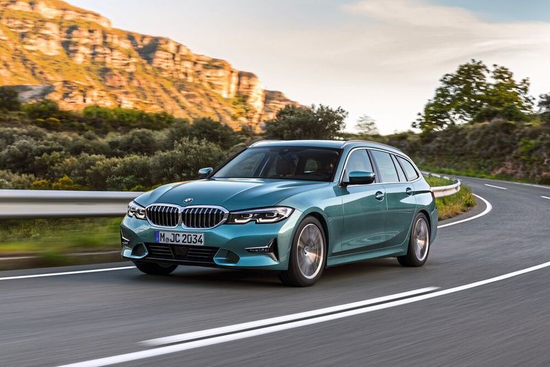Gut ein halbes Jahr nach der Limousine reichen die Münchner Ende September den beliebten 3er Touring nach. (BMW)