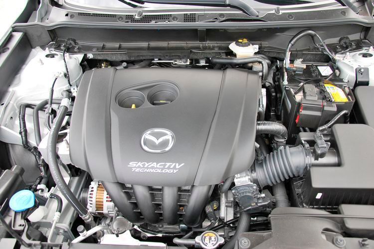 Typisch japanischer Motorraum: nur eine kleine „Piëch-Mütze“; alle Aggregate sind gut sicht- und erreichbar, das senkt die Reparaturkosten. (Foto: Holz)