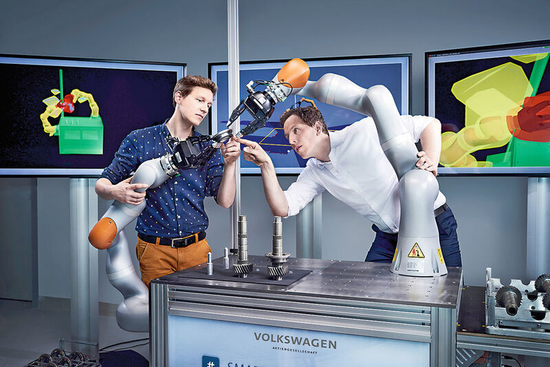 Dr. Wolfgang Hackenberg, Leiter des Volkswagen Smart Production Lab (re.) und Mitarbeiter Johannes Teiwes , forschen und entwickeln den intelligenten Roboter. (Volkswagen AG)