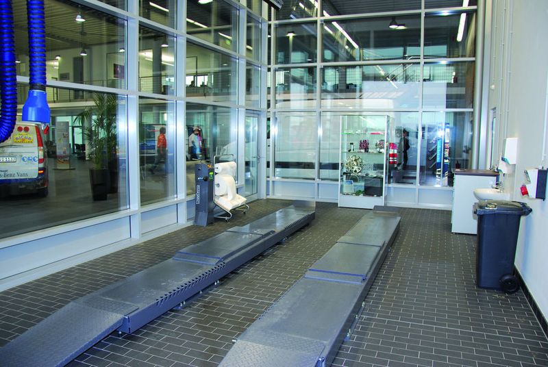 Die transparente Dialogannahme hat einen direkten Zugang zu den Verkaufsräumen. (Archiv: Vogel Business Media)