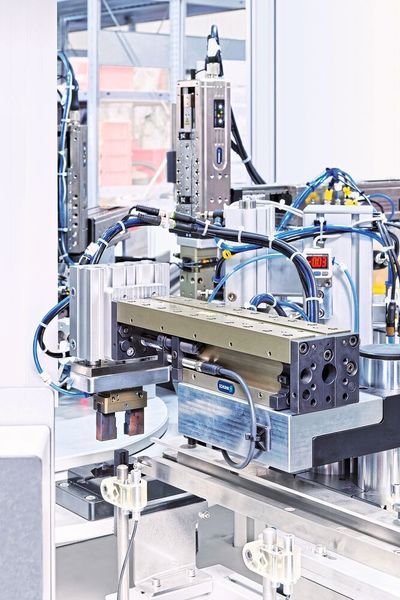 Wenn es aus Leistungsgründen erforderlich ist, nutzt LMZ auch Pneumatikkomponenten wie dieses Universallinearmodul Schunk LM oder den vielzahngeführten Universalgreifer Schunk PGN-plus.  (Schunk)