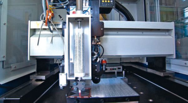 Automatisiertes Dichtungsauftragen mit Dispenser (ZSW)