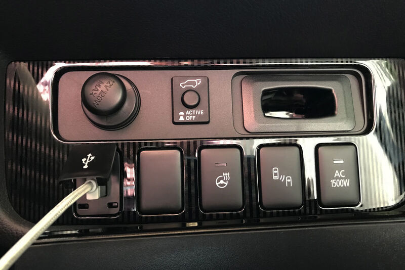 Auf Knopfdruck lässt sich eine Steckdose im Kofferraum aktivieren. (Seyerlein/»kfz-betrieb«)