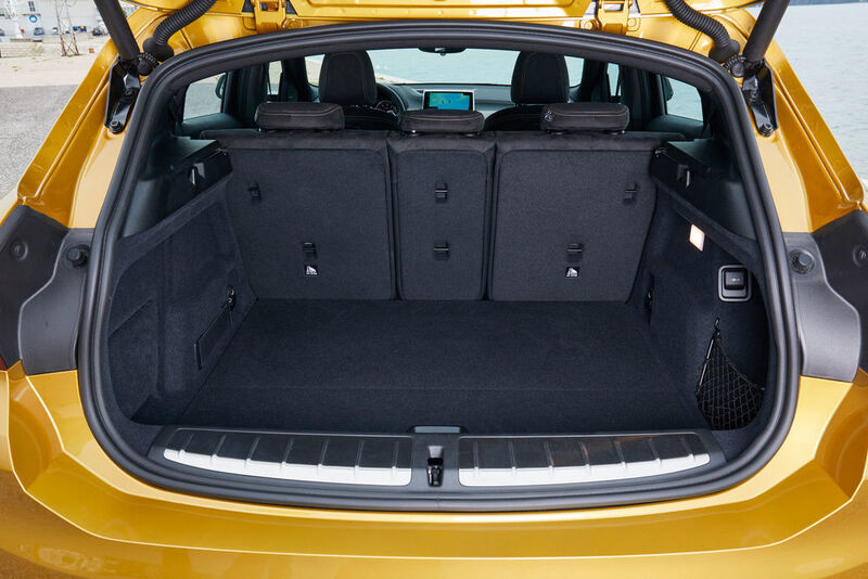 Der Kofferraum fasst 470 Liter, nur knapp 30 weniger als beim X1. (BMW)