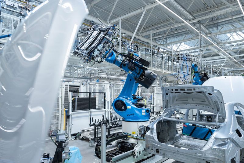 Auf nur einer Ebene können in der Factory 56 alle Montageschritte für Fahrzeuge verschiedener Aufbauformen und Antriebsarten erfolgen. (Bild: Mercedes Benz)