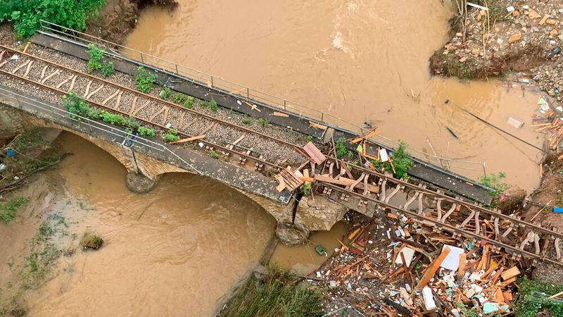 Besonders gravierend sind die Schäden durch die Unwetterkatastrophe im Westen Deutschlands aus Sicht der Bahn an rund 50 Brücken. (Bild: Deutsche Bahn)