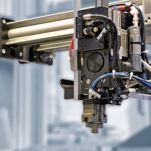 Mit gezielter Beratung zur effizientesten Lösung: In dieser Anwendung wurde ein lineardirekt angetriebenes Portal mit Pneumatikgreifern kombiniert.