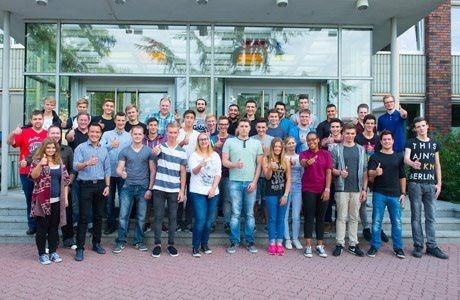 Evonik in Worms: 18 Chemikanten, vier Elektroniker für Automatisierungstechnik, sieben Industriemechaniker, vier Produktionsfachkräfte Chemie und eine Fachkraft für Lagerlogistik starteten in den Beruf. Insgesamt bildet Evonik in Worms rund 100 Auszubildende in vier Lehrjahren aus. (Bild: Evonik)