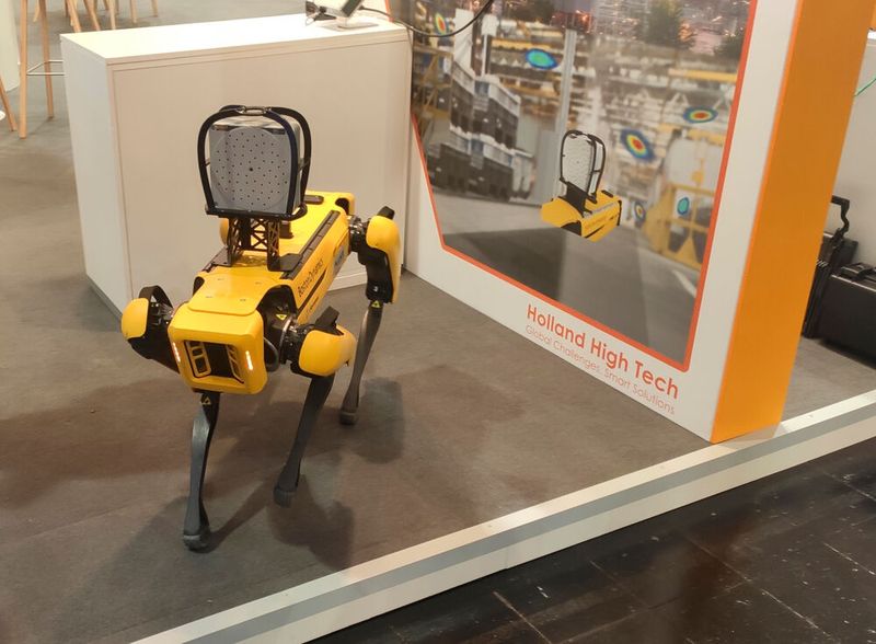 Der Roboter Spot von Boston Dynamics war an mehreren Messeständen aktiv. Hier in einer 5G-Demoanwendung.  (Bild: Vogel IT-Medien)
