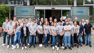 Mut zur Veränderung! Lenze, einst Handelsgesellschaft, heute Automatisierungsspezialist, feiert 75. Geburtstag. Und weil in Zeiten des Fachkräfgemangels dennoch viele Jungtalente ihre Ausbildung dort gestartet haben, gibt es noch mehr Grund zum Feiern. (Bild: Lenze)