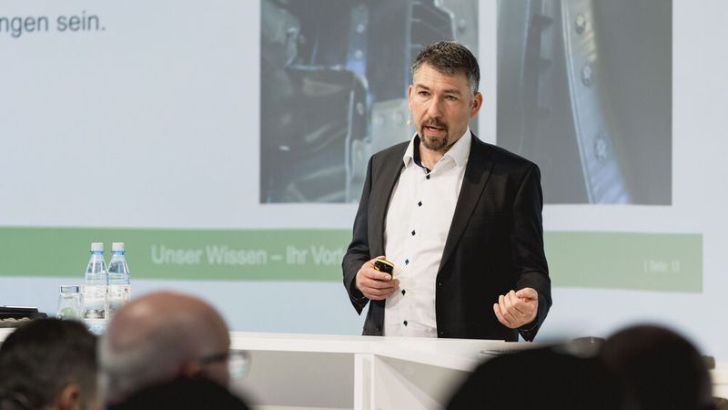 Großgussteile in der Reparatur waren auch das Thema von Helge Kiebach, Geschäftsführer des Kraftfahrzeugtechnischen Instituts (KTI). (Bild: Stefan Bausewein)