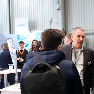 Die Messe KPA in Ulm brachte die Fachleute der kunststoffverarbeitenden Industrie zusammen. Die Stimmung war gut, die Gespräche wie hier am Stand von IK Office fruchtbar. (Bild: Maschinenmarkt)