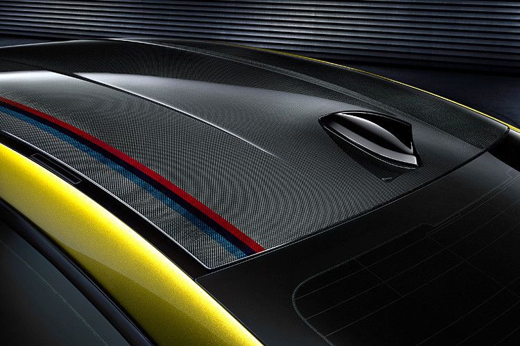 Das konturierte Dach aus kohlfaserverstärktem Kunststoff (CFK) sorgt für einen niedrigeren Schwerpunkt. (Foto: BMW)