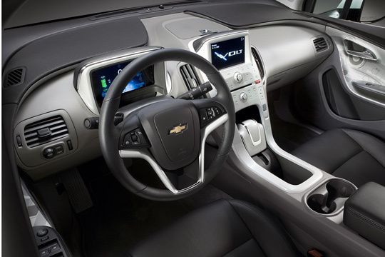 Im Cockpit fühlt sich der Fahrer wie Captain Future, da er von Konsolen mit integrierten Sensortasten, riesigen Monitoren sowie einem gewaltigen Schaltknüppel auf dem hohen Mitteltunnel umgeben ist. (Archiv: Vogel Business Media)